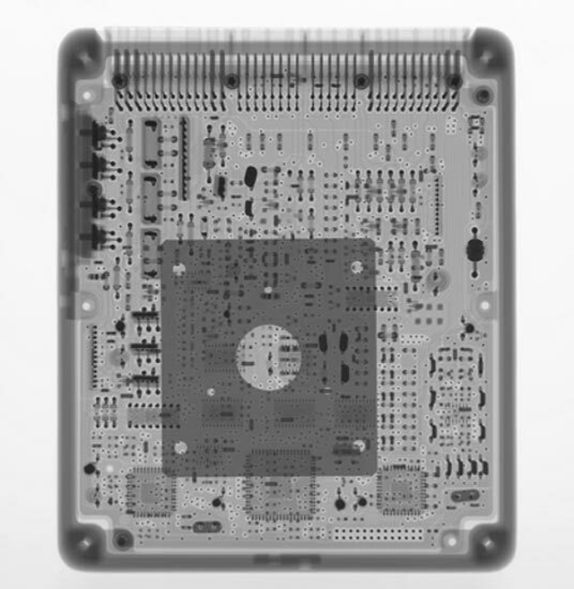 整个电子控制单元(ECU)的二维X-ray图像